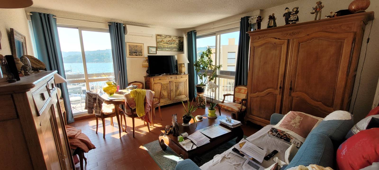 Séjour appartement T2 à acheter au Port de Bormes