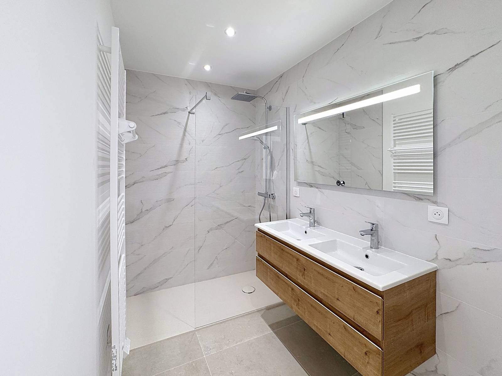 APPARTEMENT 4 PIECES AVEC TERRASSES ET DOUBLE GARAGE SUR LE PORT DE BORMES LA FAVIERE