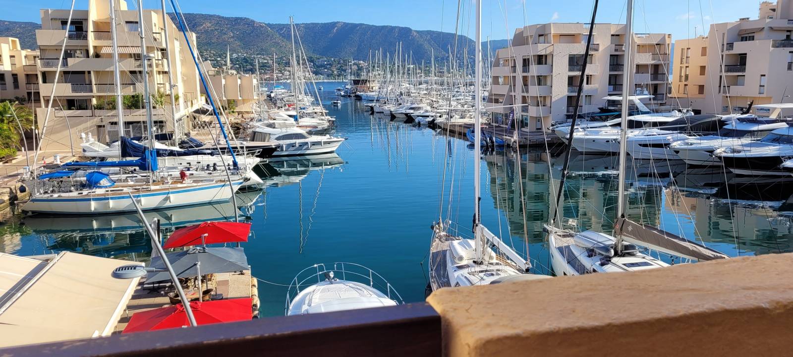 Vue surplombant les bateaux et le port de Bormes La Favière