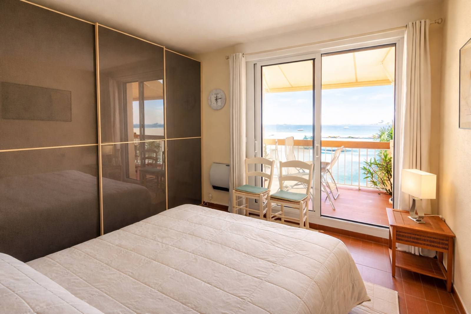Chambre ouvrant sur terrasse vue mer