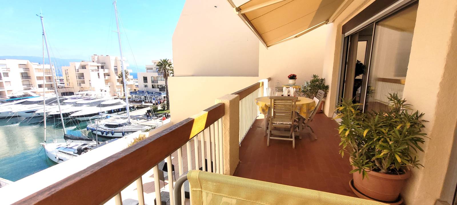 Grande terrasse sur la marina du Port de Bormes