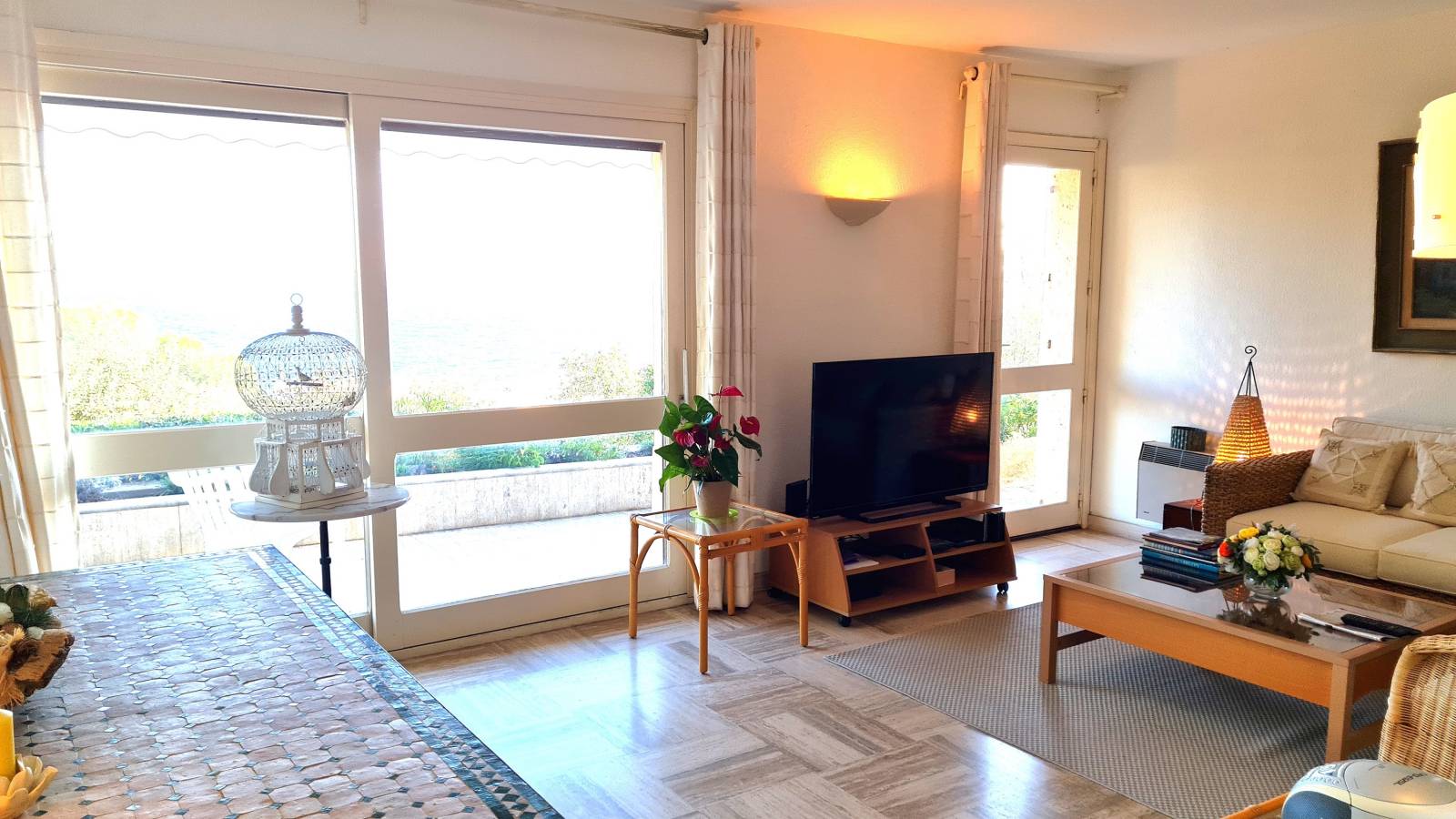 Séjour sur terrasse surplombant la mer le Lavandou