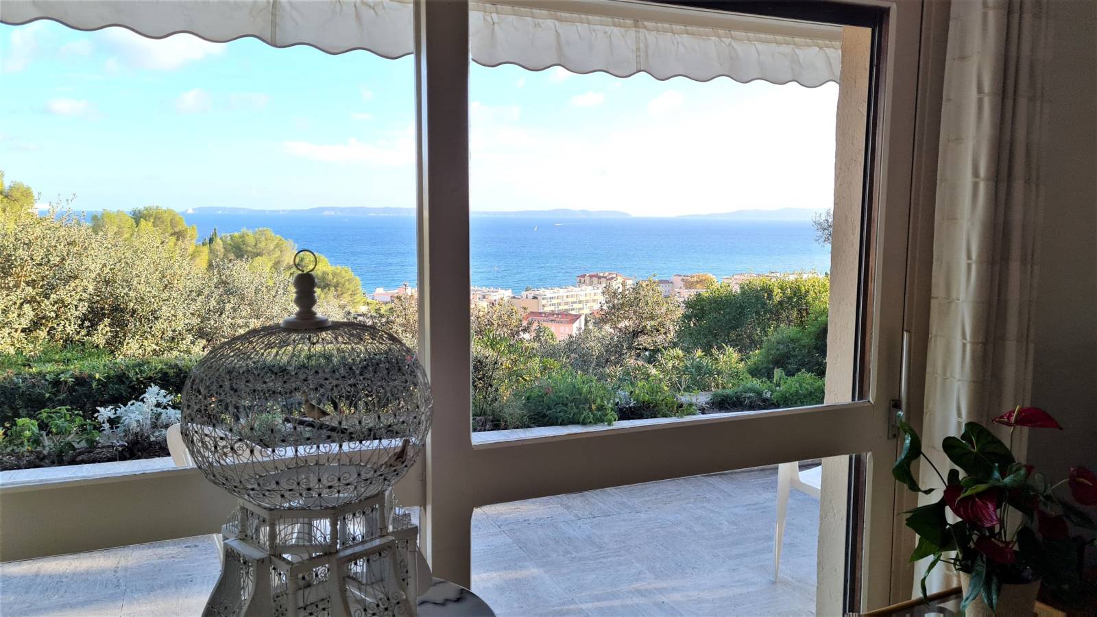 séjour et terrasse sur la mer