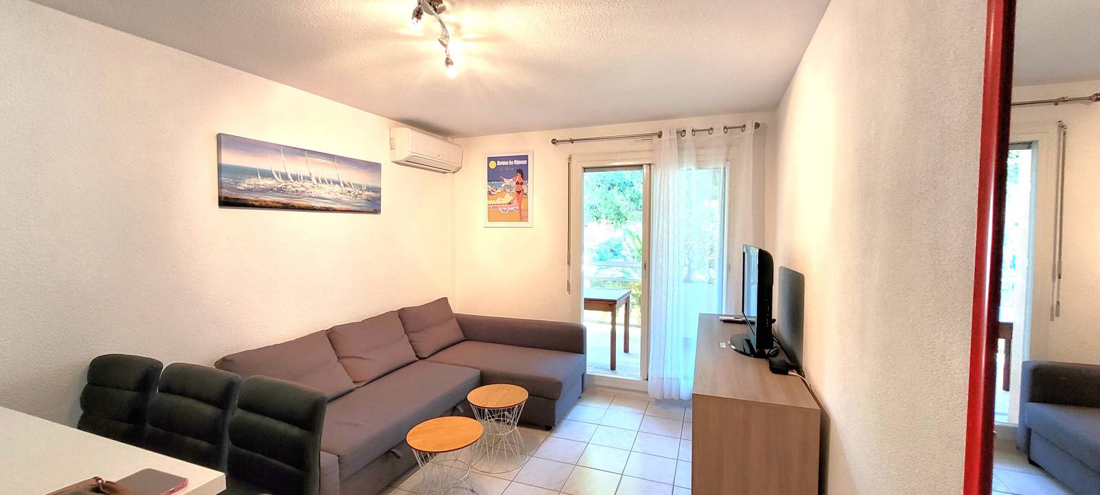 Séjour et terrasse studio Bormes les Mimosas