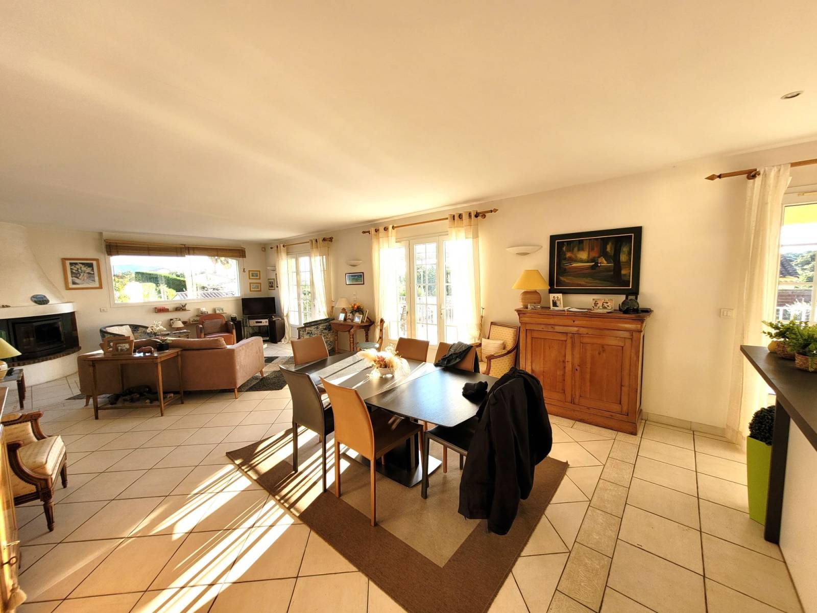 Double séjour salle à manger et cheminée insert BORMES 