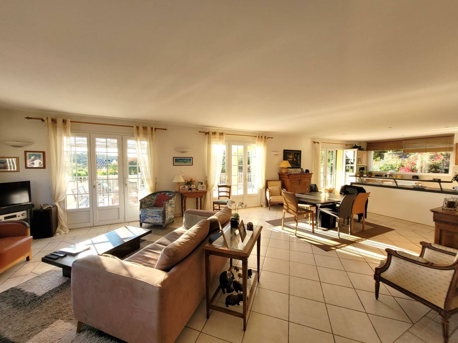 Double séjour ouvrant sur terrasse et piscine La Favière