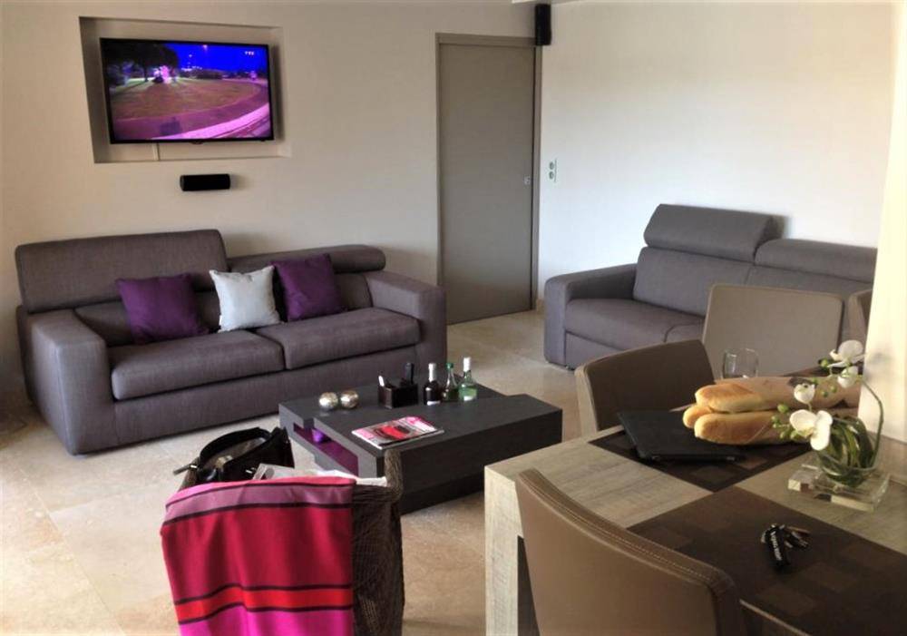 ESTIMATION D'UN APPARTEMENT 4 PIECES 76m² TERRASSES 40m² PARKING MARINA PORT DE BORMES.