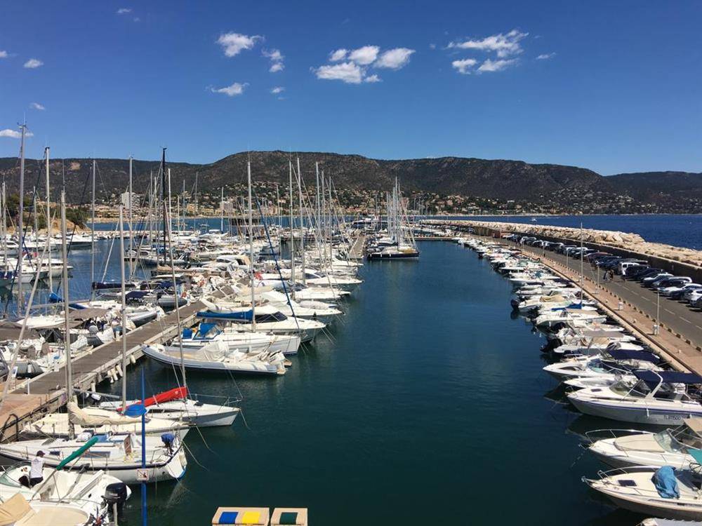ESTIMATION D'UN APPARTEMENT 4 PIECES 76m² TERRASSES 40m² PARKING MARINA PORT DE BORMES.