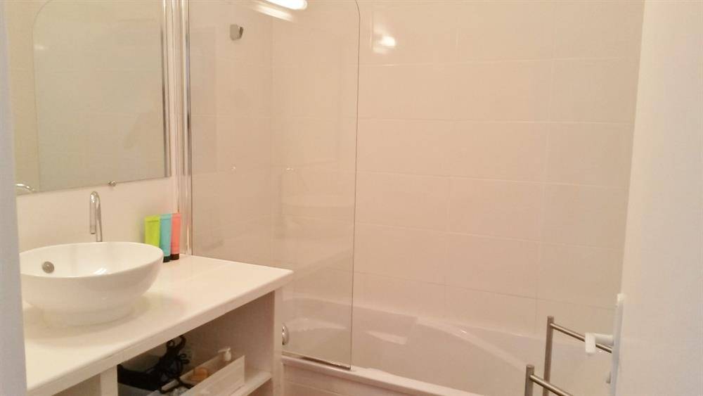 ESTIMATION APPARTEMENT 3 PIECES 56 m² - TERRASSE 20 m² - MARINA DU PORT DE BORMES.