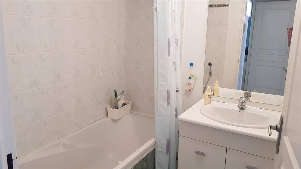 APPARTEMENT 3 PIECES 67m² - TERRASSE 40m² - 3 PARKINGS - BORMES LES MIMOSAS LE PIN.