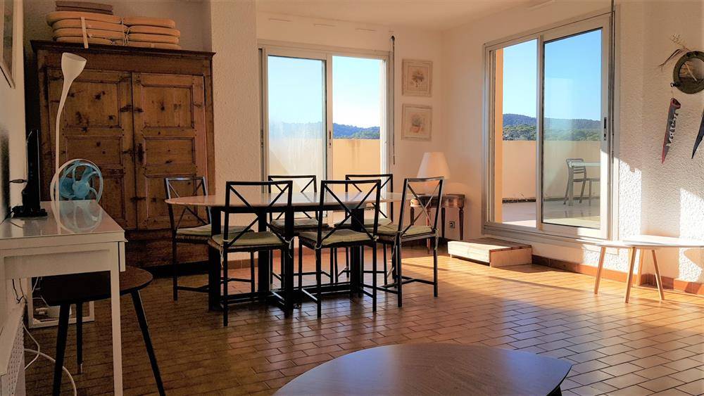 APPARTEMENT 3 PIÈCES 61 m² TERRASSE 53m² - MARINA DU PORT DE BORMES.