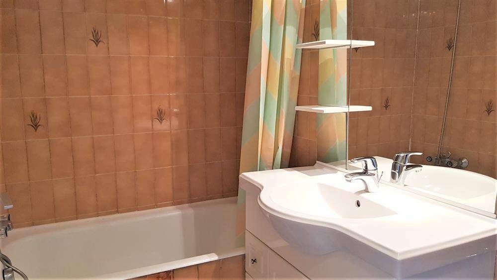 STUDIO-CABINE 26 m2 + TERRASSE 15 m2 PORT DE BORMES LA FAVIERE