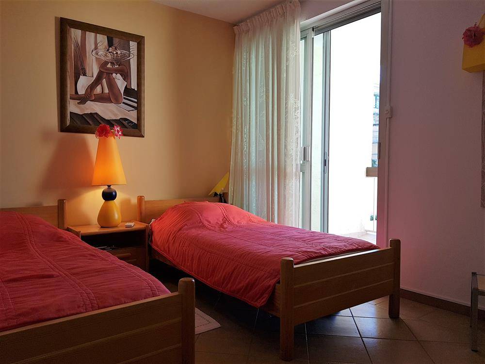 ESTIMATION D' APPARTEMENT 3 PIECES 70m² - 3 TERRASSES - PARKING - MARINA DU PORT DE BORMES LA FAVIERE..