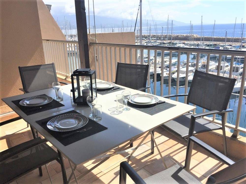 ESTIMATION APPARTEMENT 3/4 PIECES 80 m² LOGGIA TERRASSE MARINA DU PORT DE BORMES.