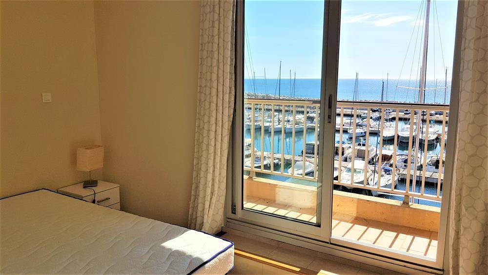 ESTIMATION APPARTEMENT 3/4 PIECES 80 m² LOGGIA TERRASSE MARINA DU PORT DE BORMES.