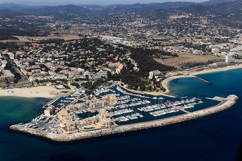 ESTIMATION Murs commerciaux Quai d'Honneur Marina du Port de Bormes