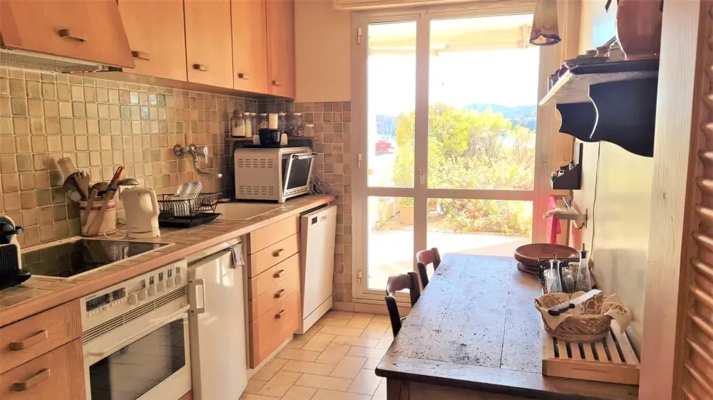 APPARTEMENT 4 PIECES 100m² - TERRASSE 90m² - CAVE - PARKING - MARINA PORT BORMES LA FAVIERE