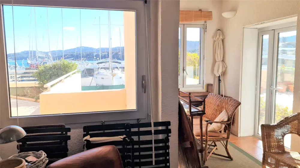 APPARTEMENT 4 PIECES 100m² - TERRASSE 90m² - CAVE - PARKING - MARINA PORT BORMES LA FAVIERE