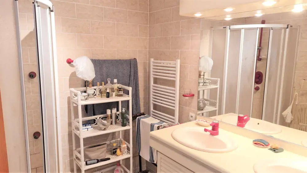 APPARTEMENT 4 PIECES 100m² - TERRASSE 90m² - CAVE - PARKING - MARINA PORT BORMES LA FAVIERE