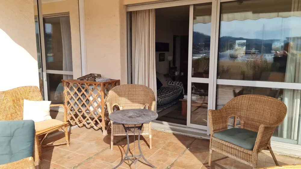APPARTEMENT 4 PIECES 100m² - TERRASSE 90m² - CAVE - PARKING - MARINA PORT BORMES LA FAVIERE