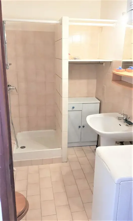 ESTIMATION D' UN STUDIO 23m² LOGGIA PARKING ET CAVE LA FAVIERE BORMES LES MIMOSAS.