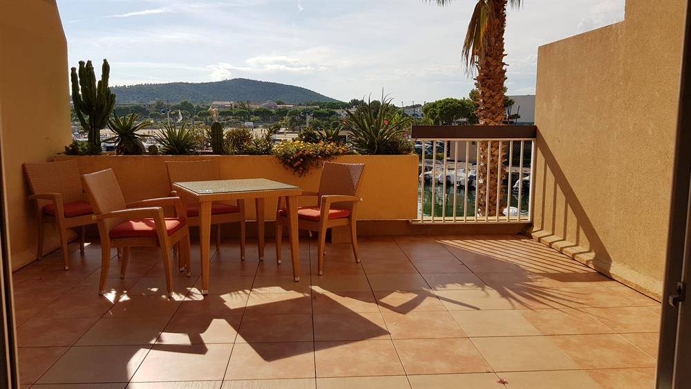 ESTIMATION APPARTEMENT TRAVERSANT 3 PIECES 60 m² MARINA DU PORT DE BORMES.