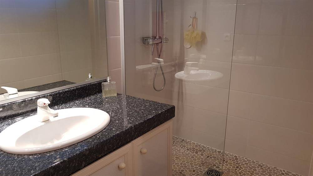 ESTIMATION APPARTEMENT TRAVERSANT 3 PIECES 60 m² MARINA DU PORT DE BORMES.