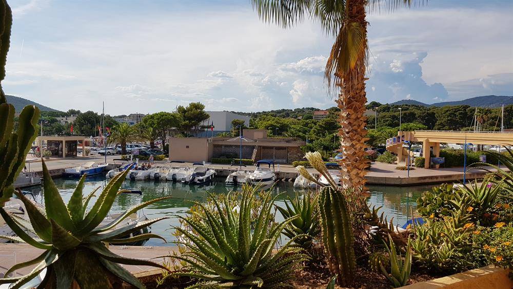 ESTIMATION APPARTEMENT TRAVERSANT 3 PIECES 60 m² MARINA DU PORT DE BORMES.