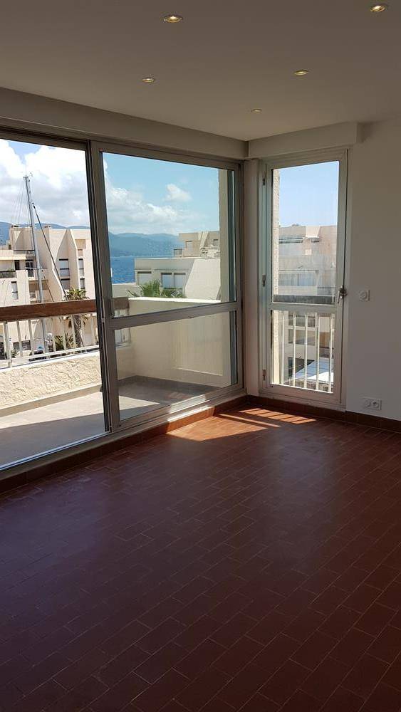 AGENCE IMMO POUR ESTIMER APPARTEMENT T2 AVEC BALCON A BORMES LES MIMOSAS