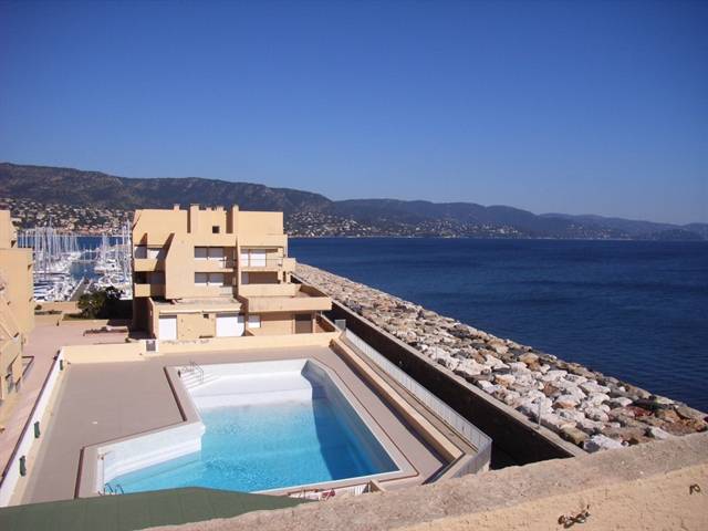 AGENCE POUR ESTIMATION APPARTEMENT DUPLEX 110 m² AVEC TERRASSES SUR LE TOIT A BORMES LES MIMOSAS