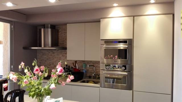 AGENCE POUR ESTIMER APPARTEMENT TRAVERSANT 4 PIECES AVEC TERRASSES SUR MER ET PORT DE BORMES MARINA