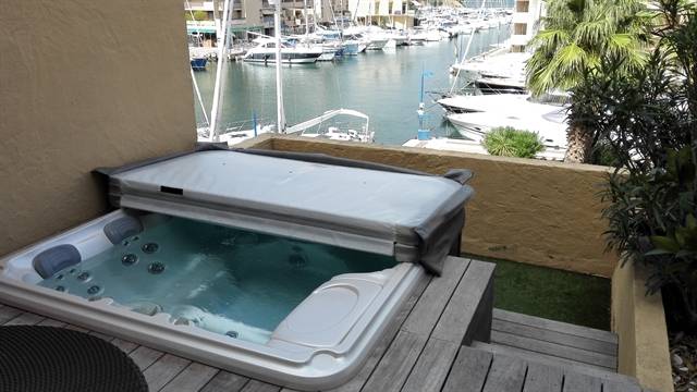 AGENCE POUR ESTIMER APPARTEMENT TRAVERSANT 4 PIECES AVEC TERRASSES SUR MER ET PORT DE BORMES MARINA