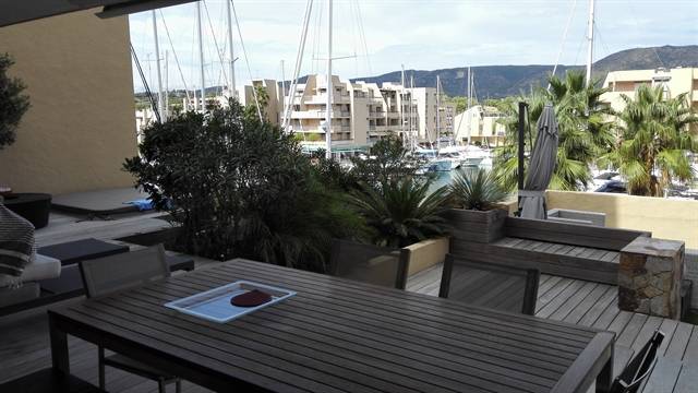 AGENCE POUR ESTIMER APPARTEMENT TRAVERSANT 4 PIECES AVEC TERRASSES SUR MER ET PORT DE BORMES MARINA