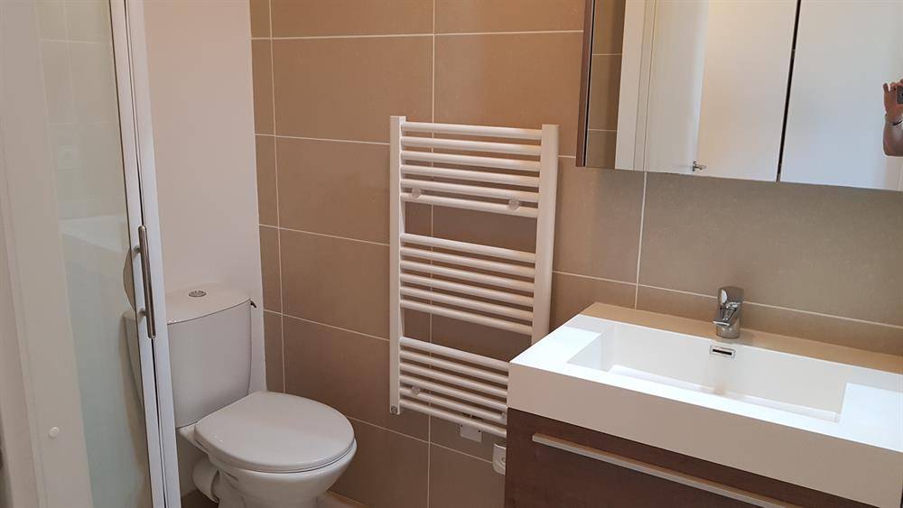 APPARTEMENT 4 PIECES 80 m² - PARKINGS - BORMES LES MIMOSAS.