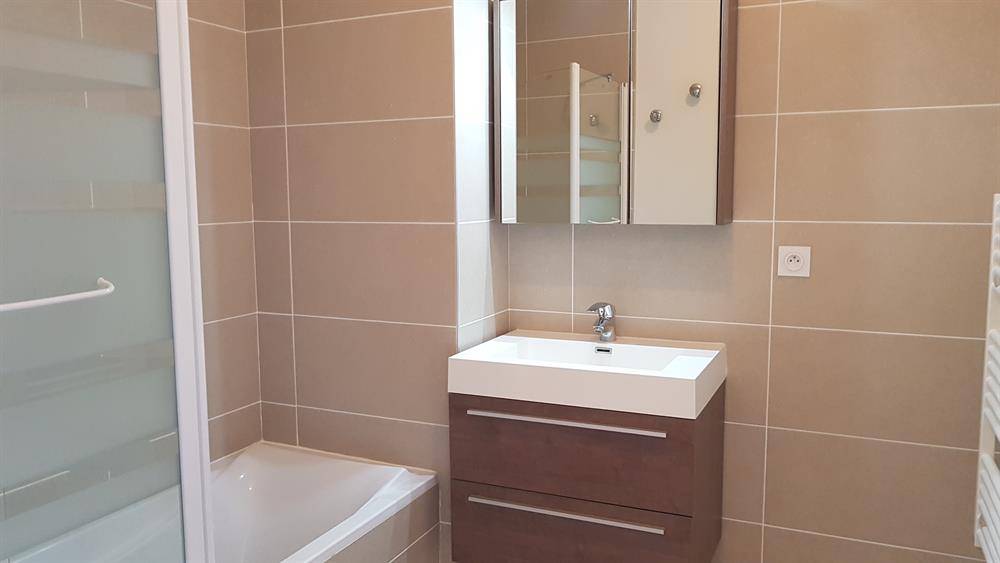 APPARTEMENT 4 PIECES 80 m² - PARKINGS - BORMES LES MIMOSAS.