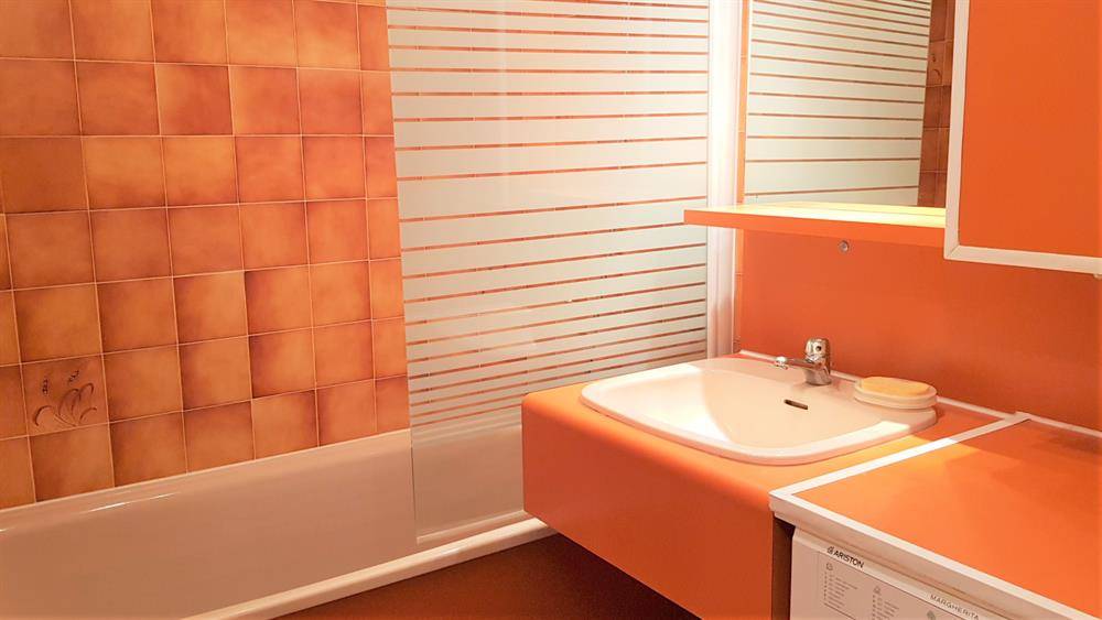 ESTIMATION D'UN APPARTEMENT 2 PIECES 35m² TERRASSE GARAGE LA FAVIERE BORMES LES MIMOSAS.