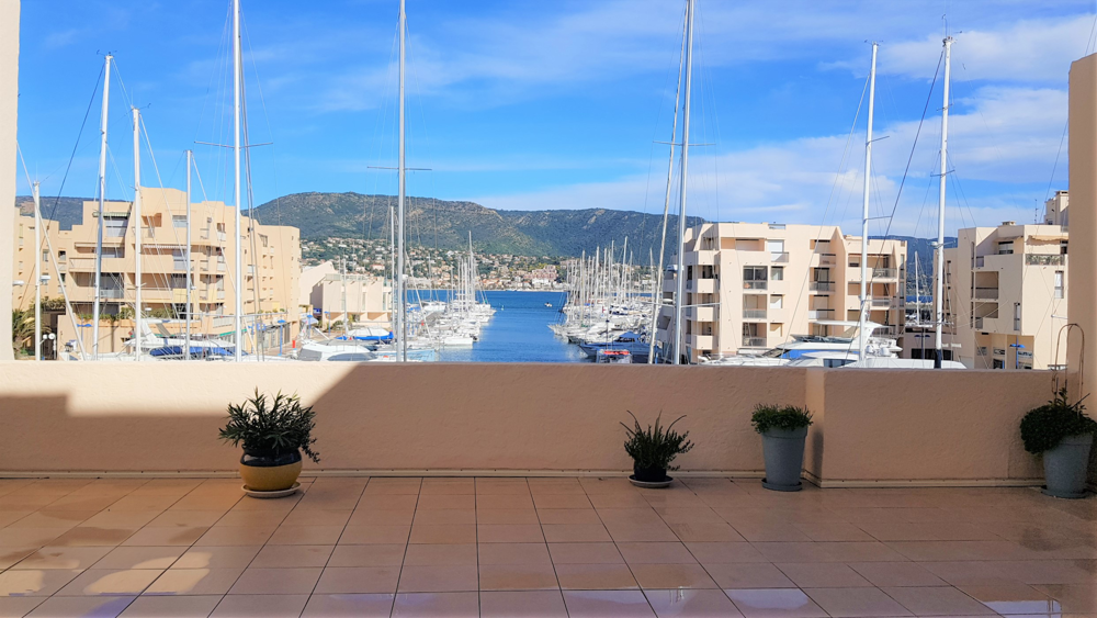 APPARTEMENT 2/3 PIECES 52m² + LOGGIA et TERRASSE 62m² - PARKING - PORT BORMES LA FAVIERE.