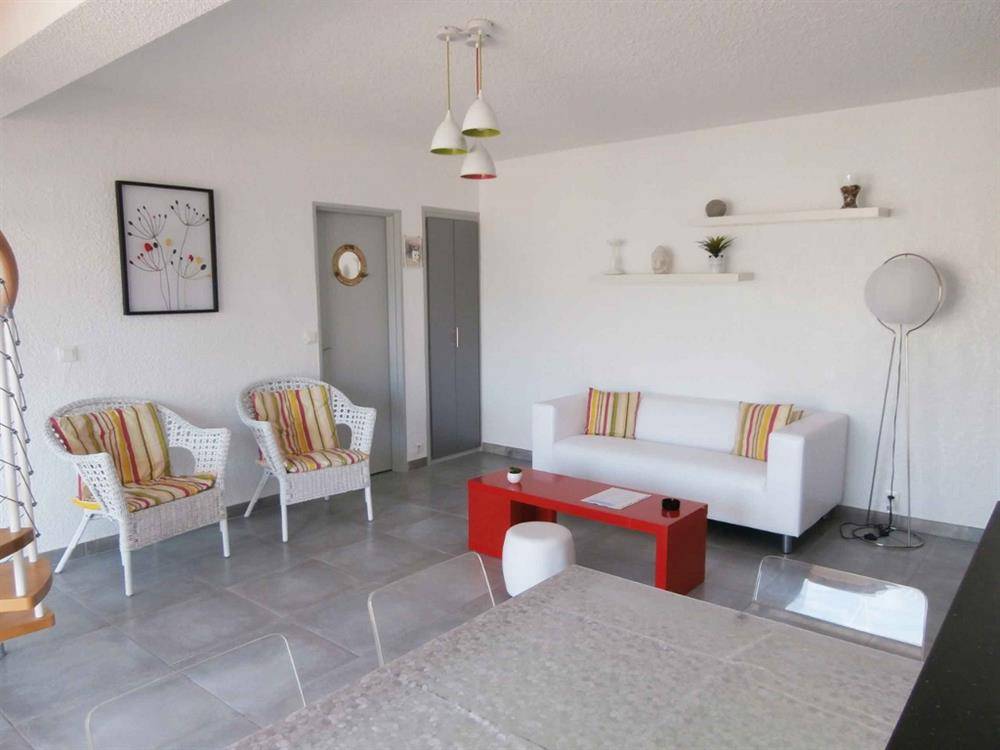 ESTIMATION APPARTEMENT DUPLEX 4 PIECES 90 m² 2 TERRASSES 56 m² et 9 m² MARINA DU PORT DE BORMES LA FAVIERE.