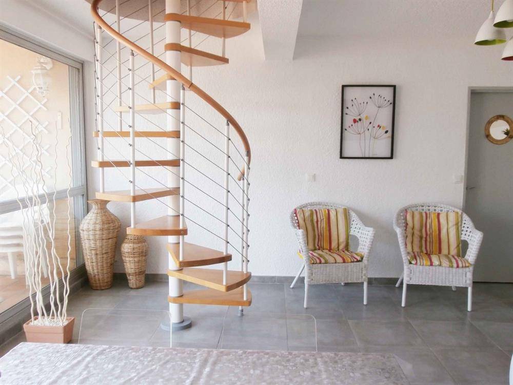 ESTIMATION APPARTEMENT DUPLEX 4 PIECES 90 m² 2 TERRASSES 56 m² et 9 m² MARINA DU PORT DE BORMES LA FAVIERE.