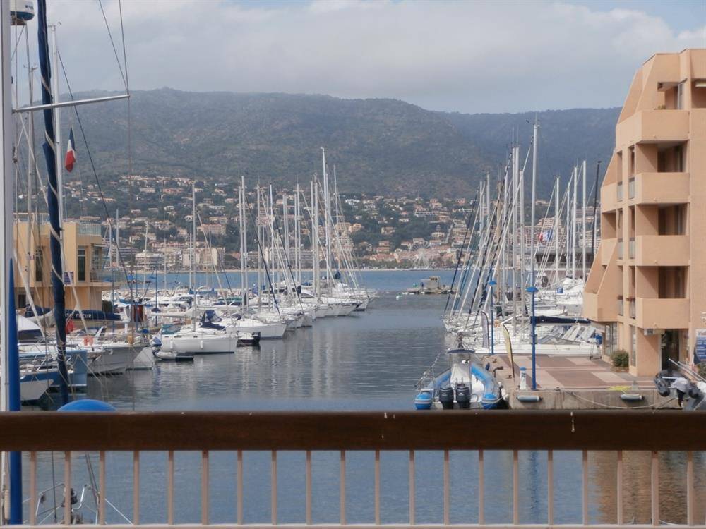 ESTIMATION APPARTEMENT DUPLEX 4 PIECES 90 m² 2 TERRASSES 56 m² et 9 m² MARINA DU PORT DE BORMES LA FAVIERE.