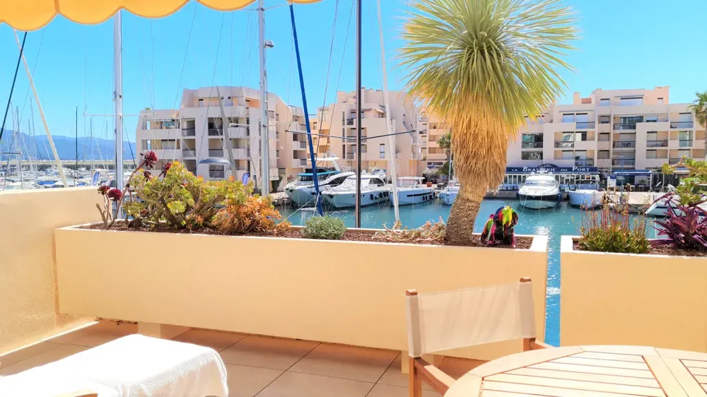 APPARTEMENT 2 PIECES 45m² TERRASSE 17m² MARINA PORT DE BORMES LA FAVIERE.