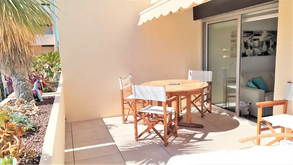APPARTEMENT 2 PIECES 45m² TERRASSE 17m² MARINA PORT DE BORMES LA FAVIERE.