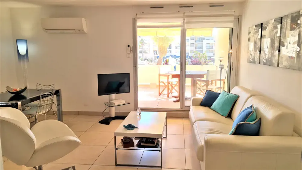 APPARTEMENT 2 PIECES 45m² TERRASSE 17m² MARINA PORT DE BORMES LA FAVIERE.