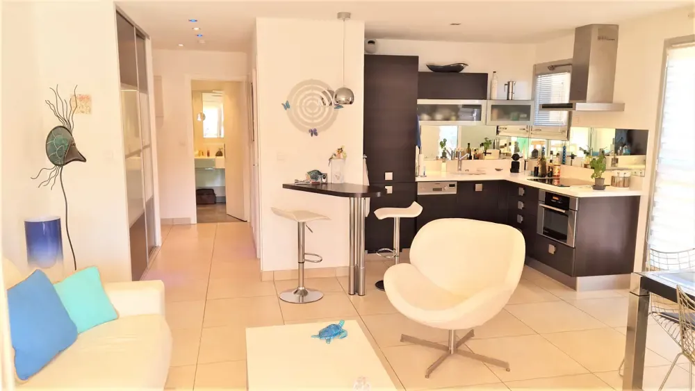 APPARTEMENT 2 PIECES 45m² TERRASSE 17m² MARINA PORT DE BORMES LA FAVIERE.