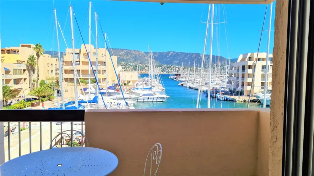 Terrasse vue sur le Lavandou 