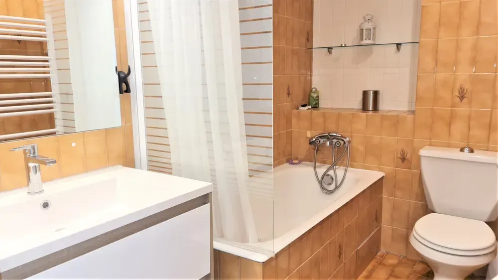 ESTIMEZ APPARTEMENT 2 PIECES + CABINE 46m² - 2 TERRASSES 10m² et 7m² PORT DE BORMES LA FAVIERE.