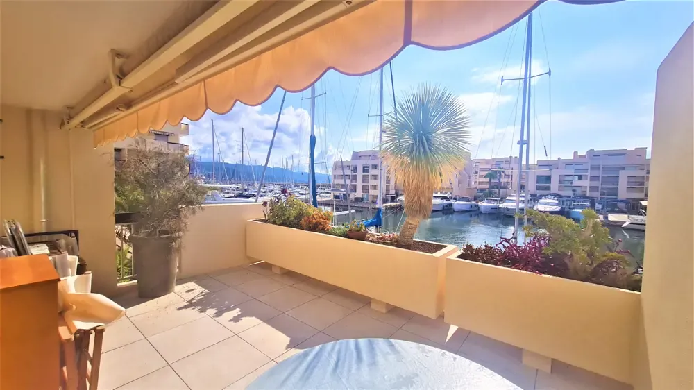 Appartement avec terrasse vue mer à La Favière