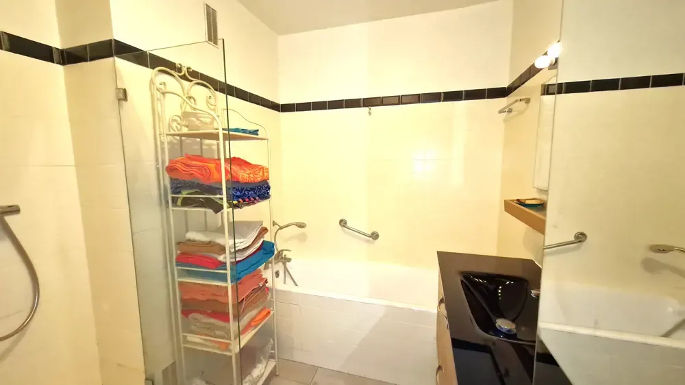 APPARTEMENT 3 PIECES 70m² - 2 TERRASSES - CAVE - PARKING - PORT DE BORMES LA FAVIERE