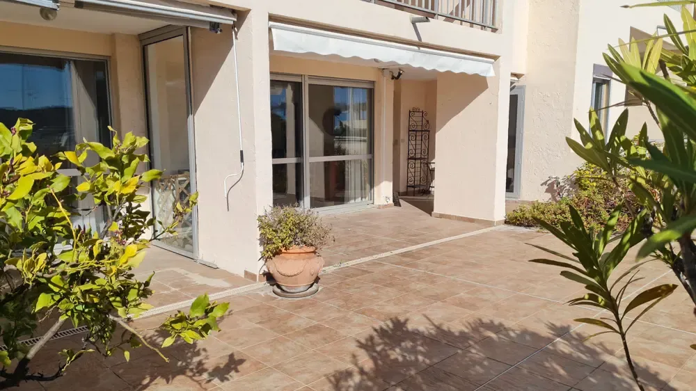 APPARTEMENT 4 PIECES 100m² - TERRASSE 90m² - CAVE - PARKING - MARINA PORT BORMES LA FAVIERE