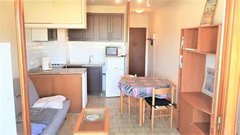 ESTIMATION D' UN STUDIO 23m² LOGGIA PARKING ET CAVE LA FAVIERE BORMES LES MIMOSAS.